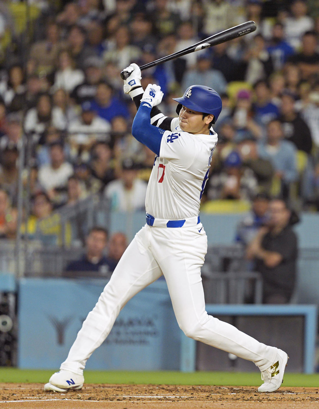 ロッキーズ戦の3回、中前打を放つドジャース大谷（共同）