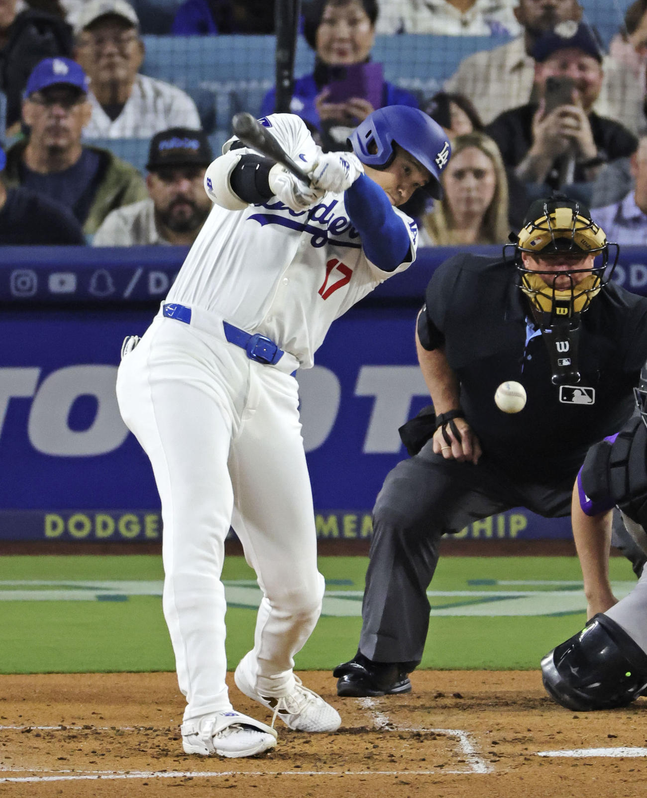 ロッキーズ戦の3回、中前打を放つドジャース大谷（共同）