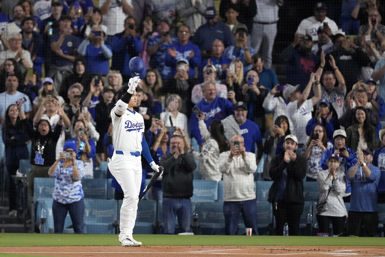 第1打席、球場中のスタンディングオベーションに迎えられ、あいさつするドジャース大谷翔平（AP）