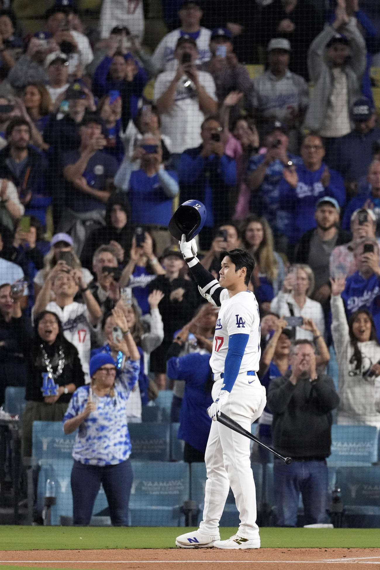第1打席、球場中のスタンディングオベーションに迎えられ、あいさつするドジャース大谷翔平（AP）