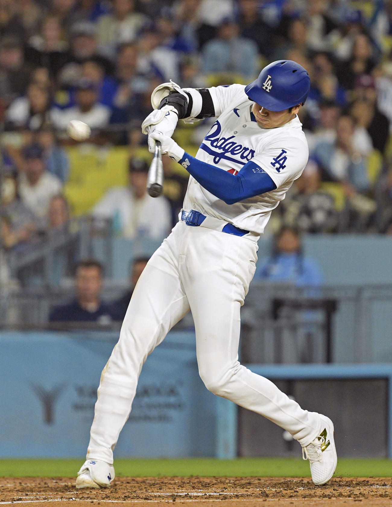 ロッキーズ戦の5回、2試合連続本塁打となる52号2ランを放つドジャース大谷翔平（共同）