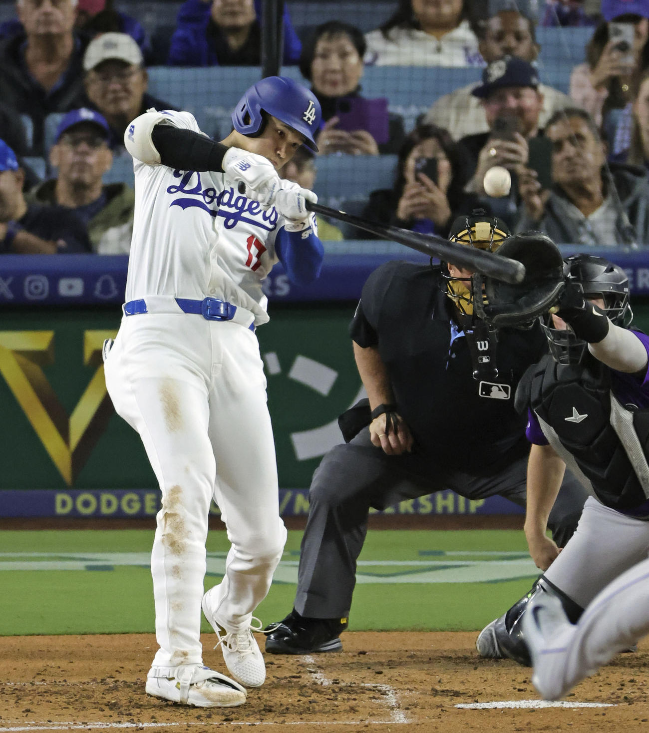 ロッキーズ戦の5回、2試合連続本塁打となる52号2ランを放つドジャース大谷翔平（共同）