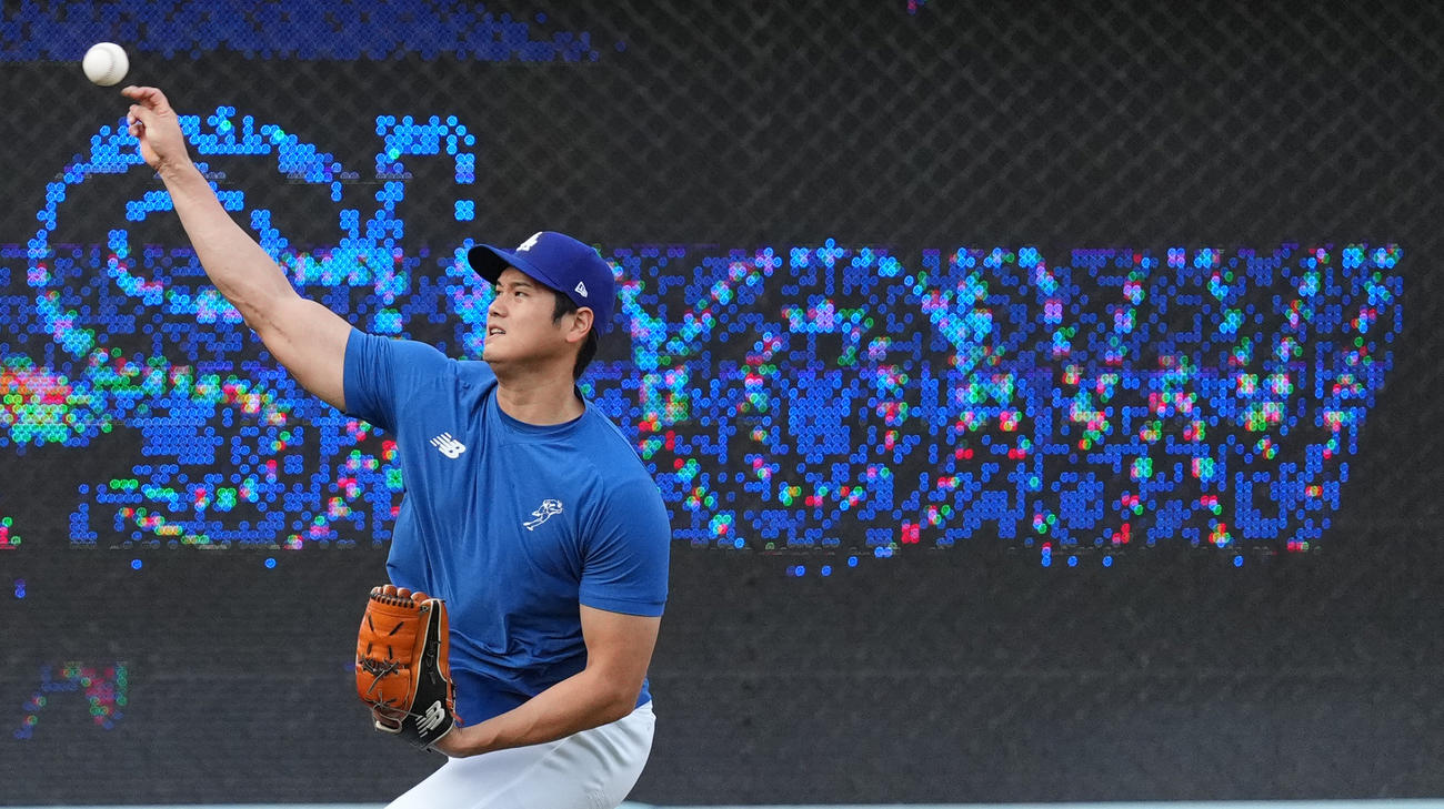ドジャース対ロッキーズ　試合前、キャッチボールで調整するドジャース大谷（撮影・菅敏）