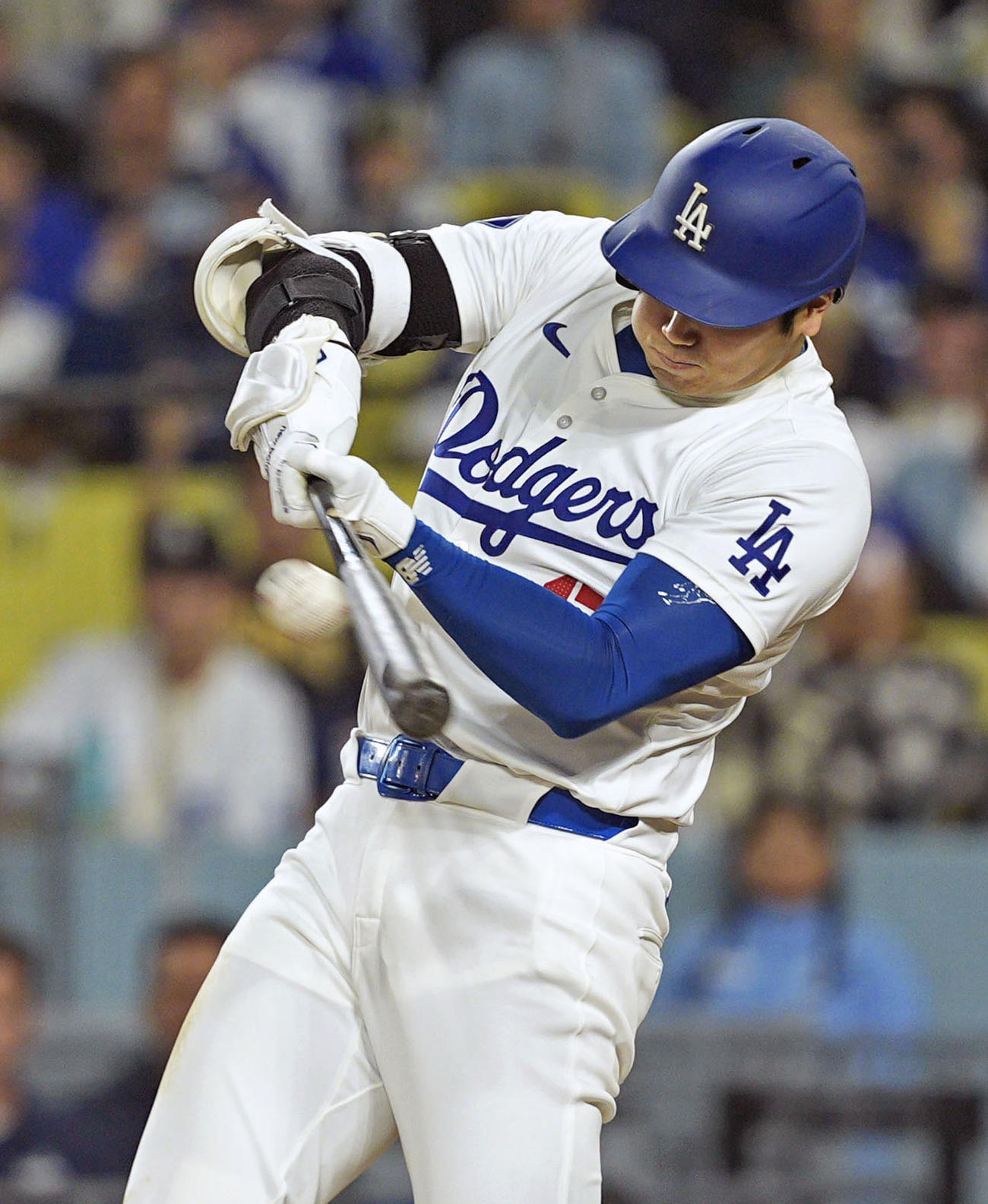ロッキーズ戦の5回、2試合連続本塁打となる52号2ランを放つドジャース大谷翔平（共同）
