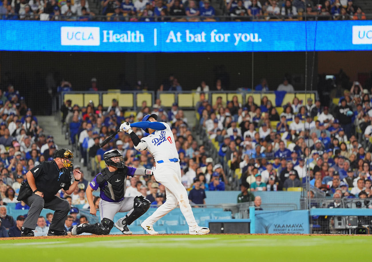 ドジャース対ロッキーズ　5回裏ドジャース2死二塁、中越えに52号2点本塁打を放つ大谷（撮影・菅敏）
