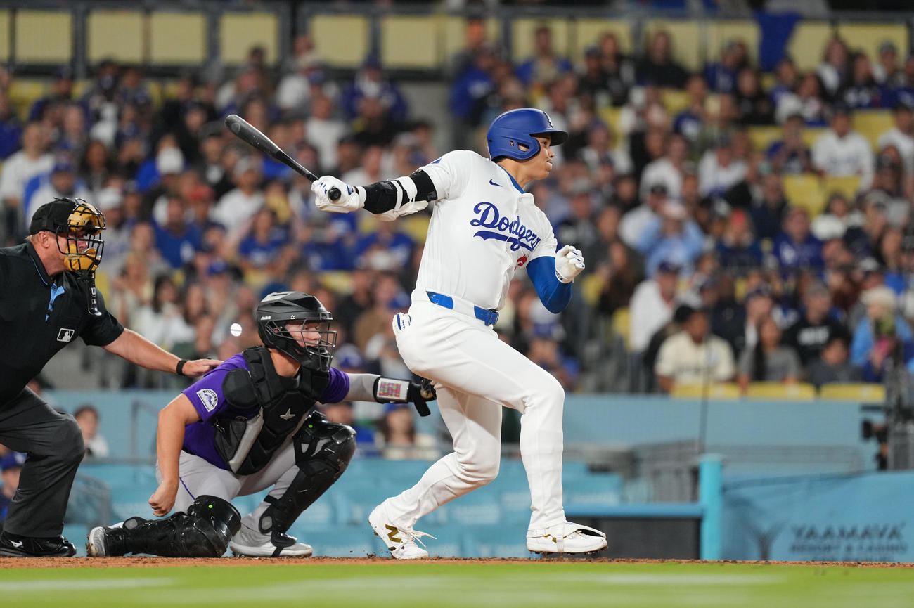 ドジャース対ロッキーズ　3回裏ドジャース2死、中前打を放つ大谷（撮影・菅敏）