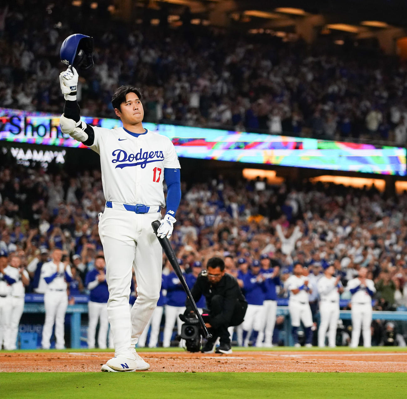 ドジャース対ロッキーズ1回裏ドジャース無死、50／50を達成した大谷は、ファンのスタンディングオベーションに応える（撮影・菅敏）