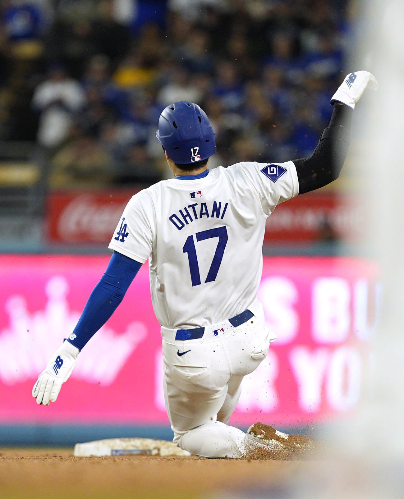 ロッキーズ戦の7回、二盗を決めるドジャース大谷（共同）