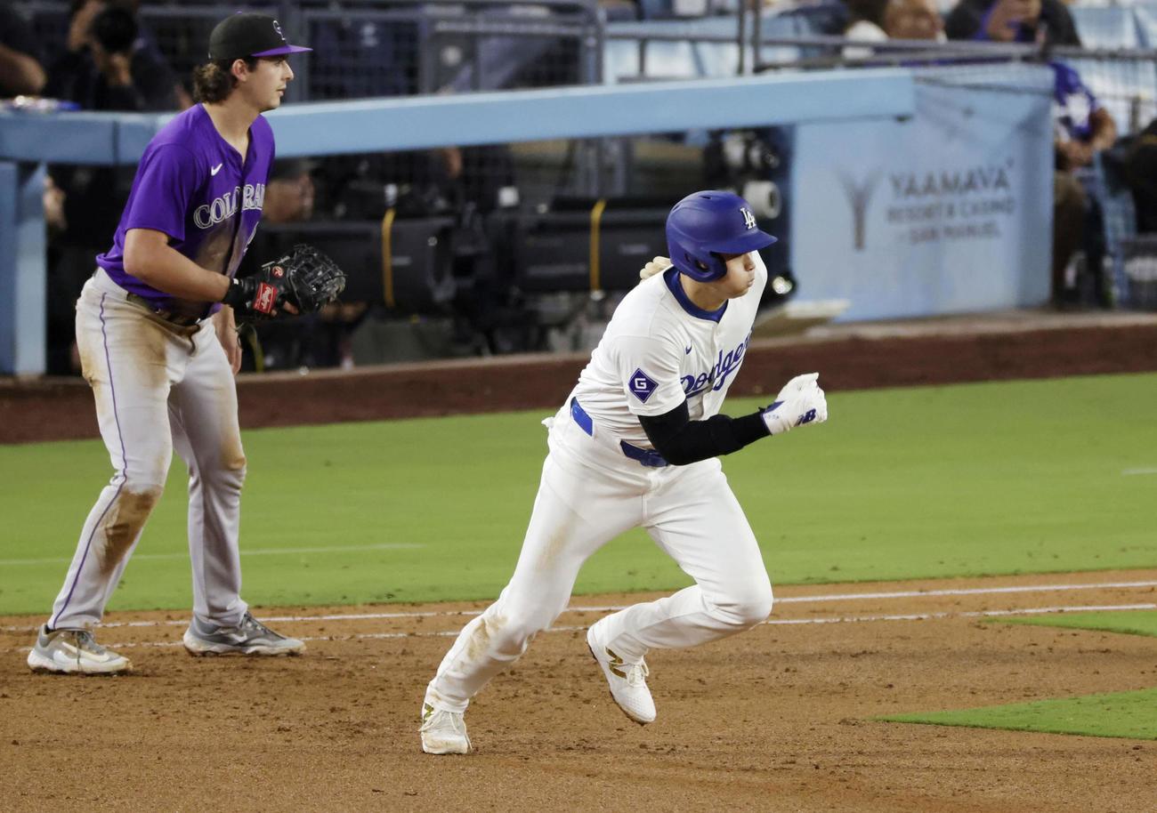 ロッキーズ戦の7回、二盗するドジャース大谷（共同）