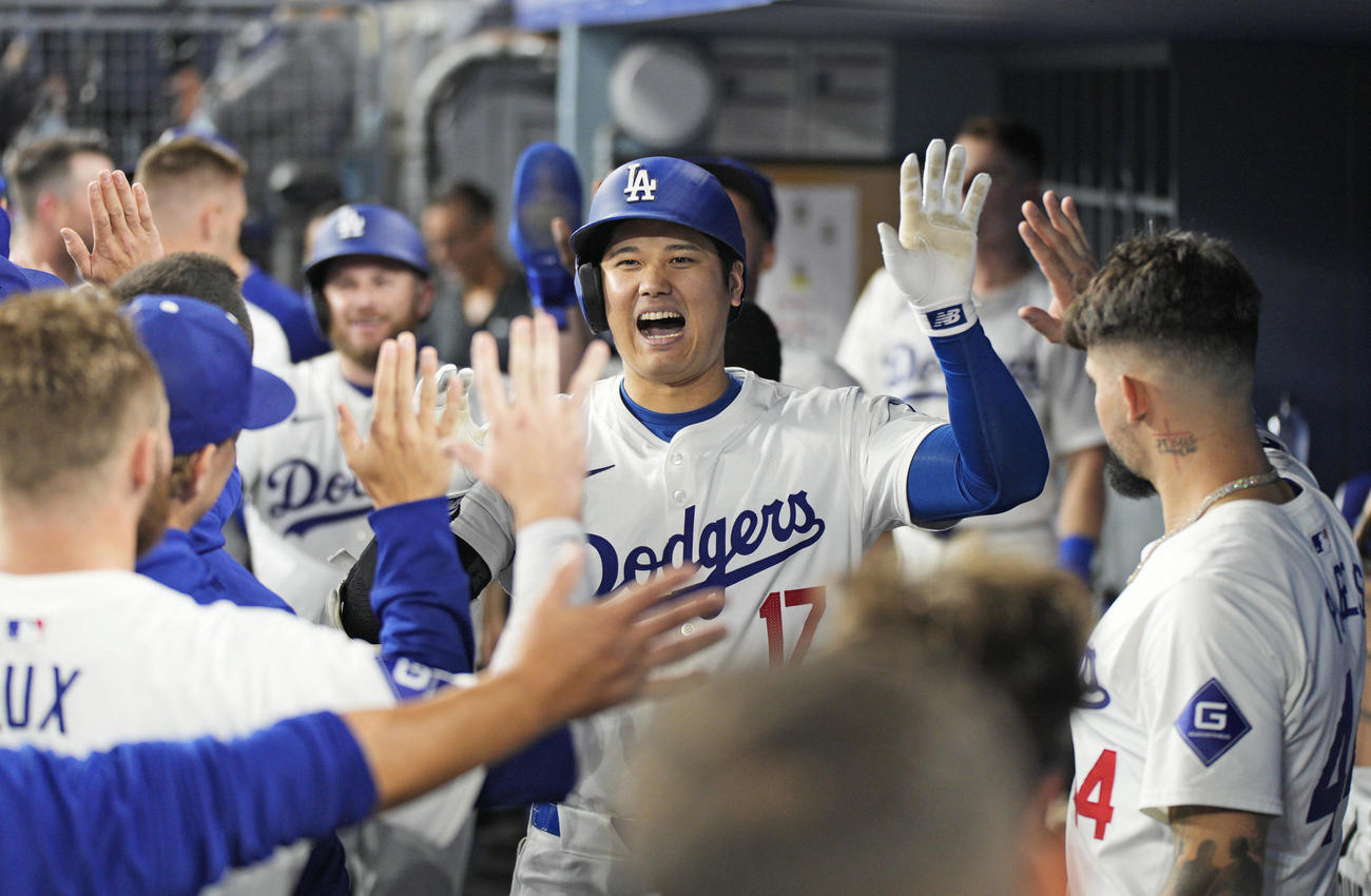 ロッキーズ戦の5回、2試合連続本塁打となる52号2ランを放ち、ベンチで祝福されるドジャース大谷翔平（共同）