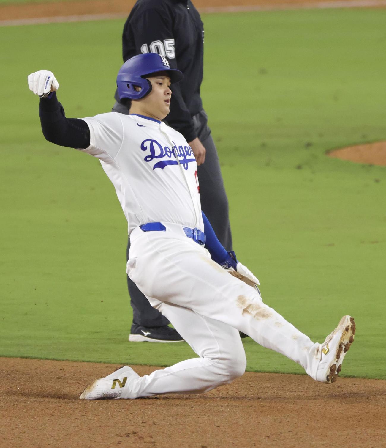 ロッキーズ戦の7回、二盗を決めるドジャース大谷（共同）