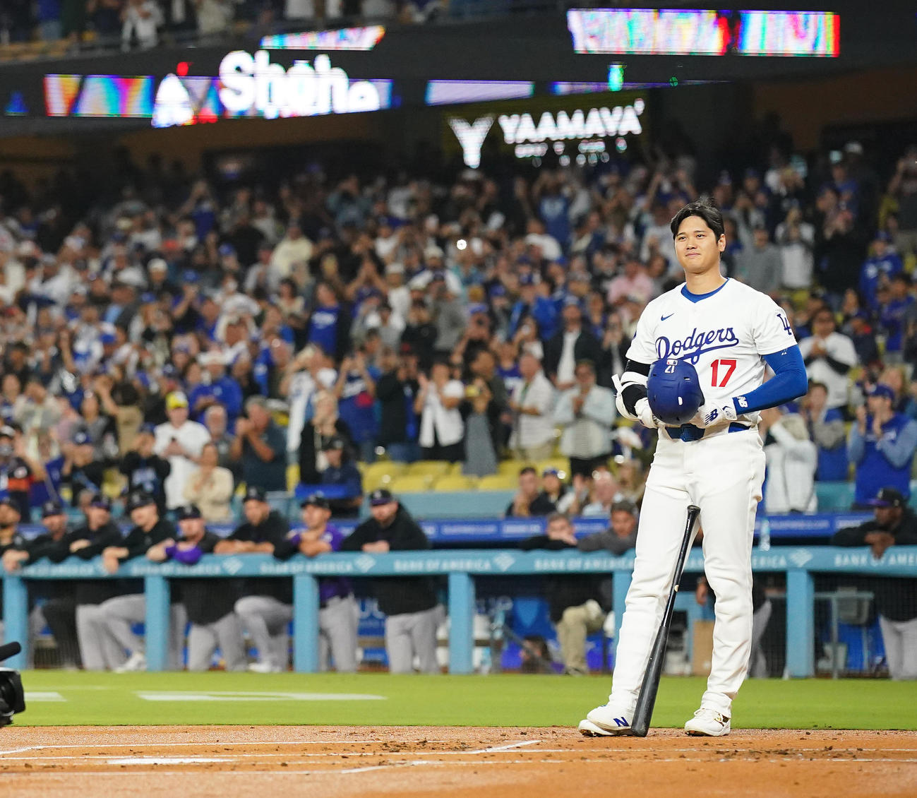 ドジャース対ロッキーズ　1回、打席に入る大谷は、スタンディングオベーションを受け、笑顔を見せる（撮影・菅敏）