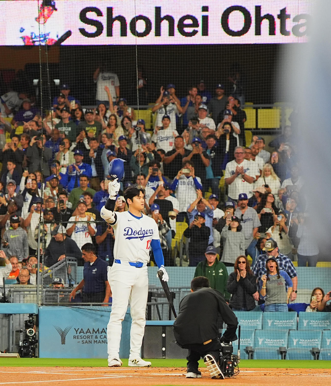 ドジャース対ロッキーズ　1回、打席に入る大谷は、スタンディングオベーションを受け、ヘルメットを上げて応える（撮影・菅敏）