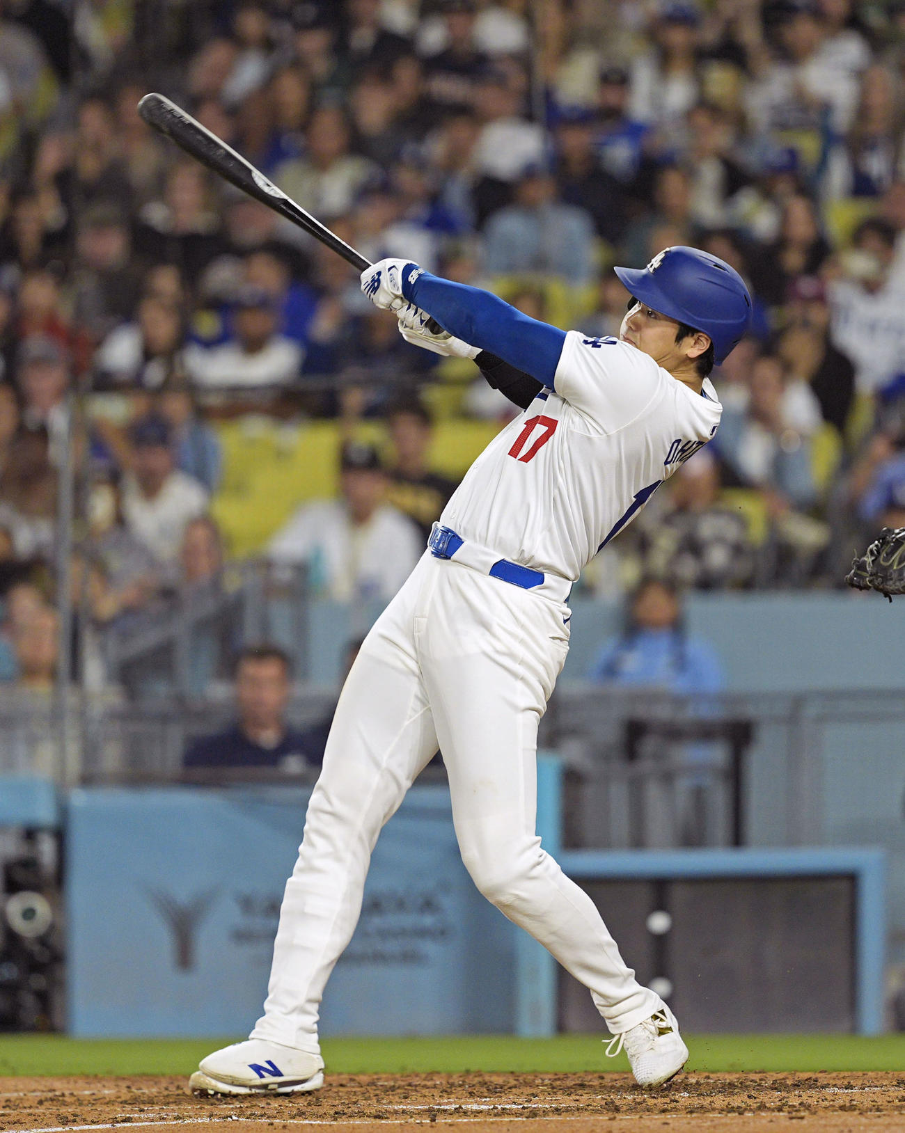 ロッキーズ戦の5回、2試合連続本塁打となる52号2ランを放つドジャース・大谷（共同）