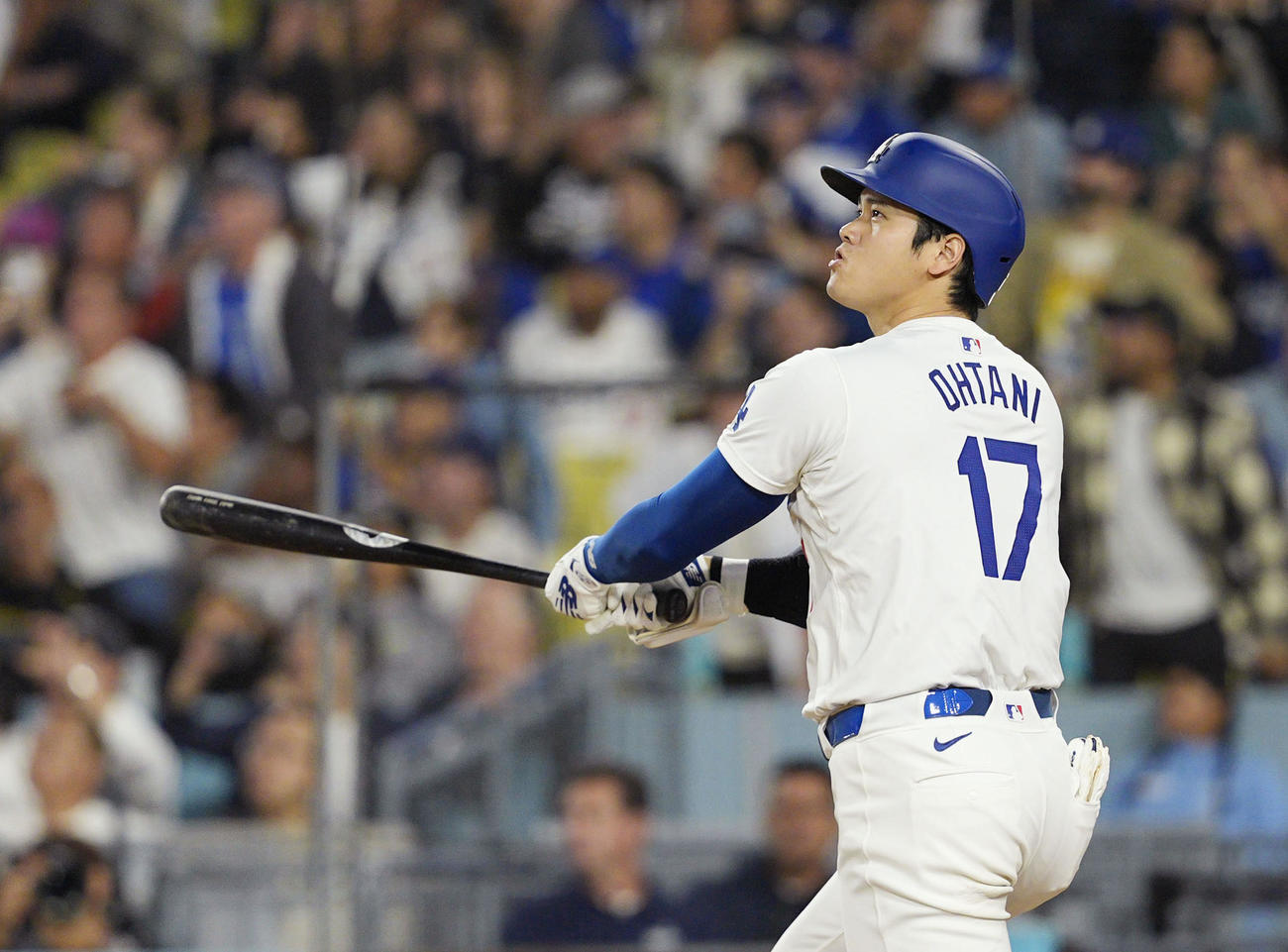ロッキーズ戦の5回、2試合連続本塁打となる52号2ランを放つドジャース・大谷（共同）