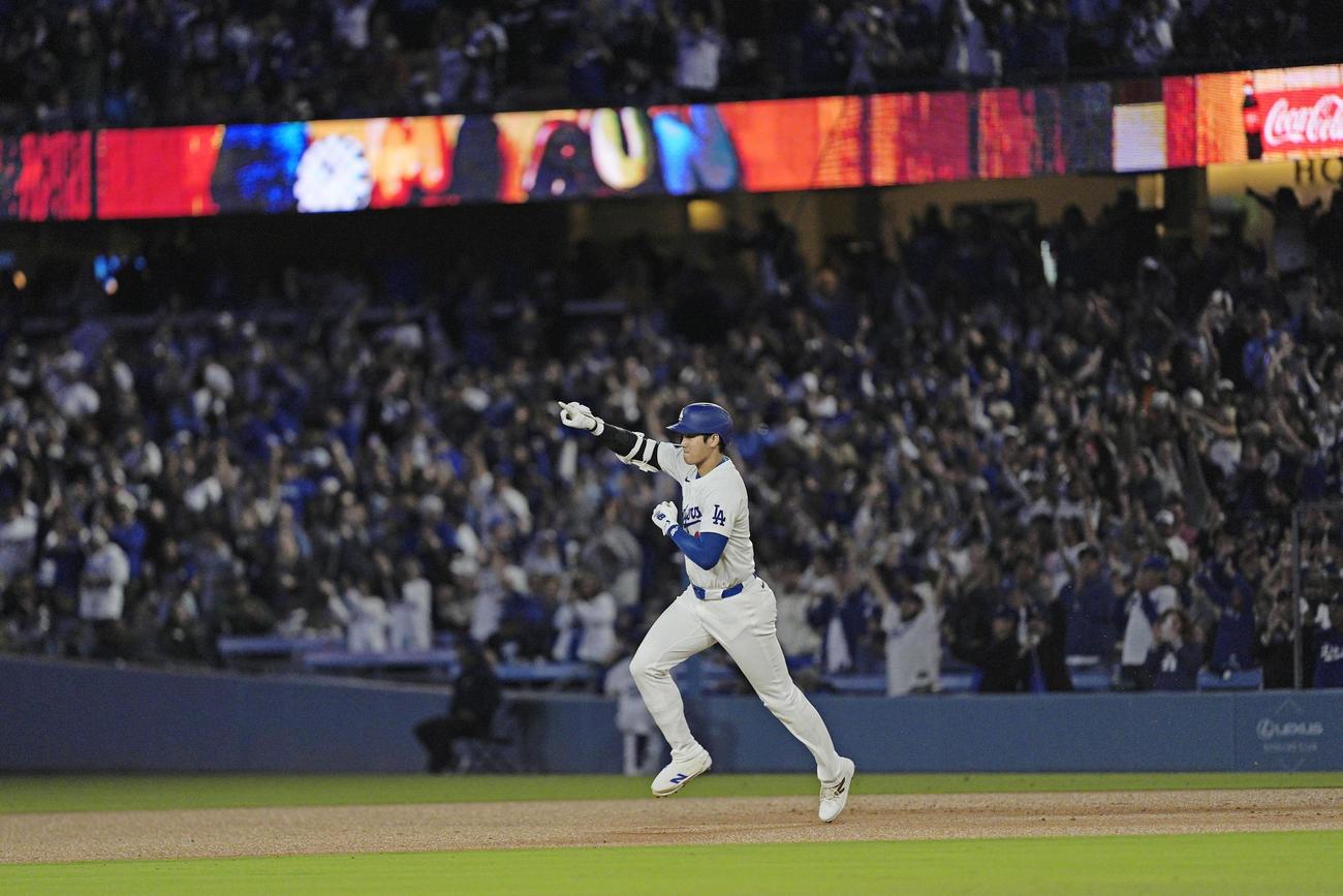 ロッキーズ戦の5回、2試合連続本塁打となる52号2ランを放ったドジャース大谷（共同）