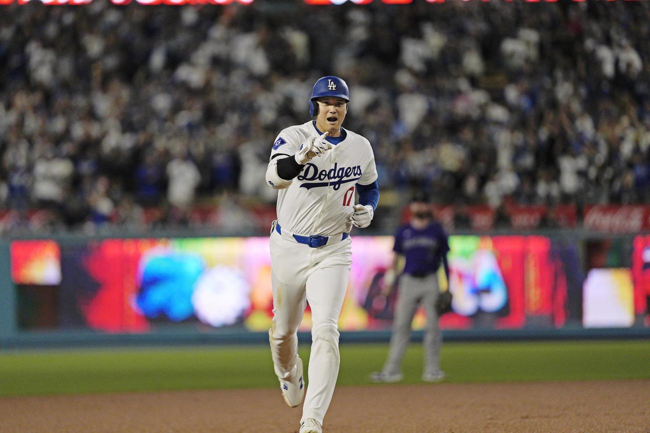 ロッキーズ戦の5回、2試合連続本塁打となる52号2ランを放ったドジャース大谷（共同）