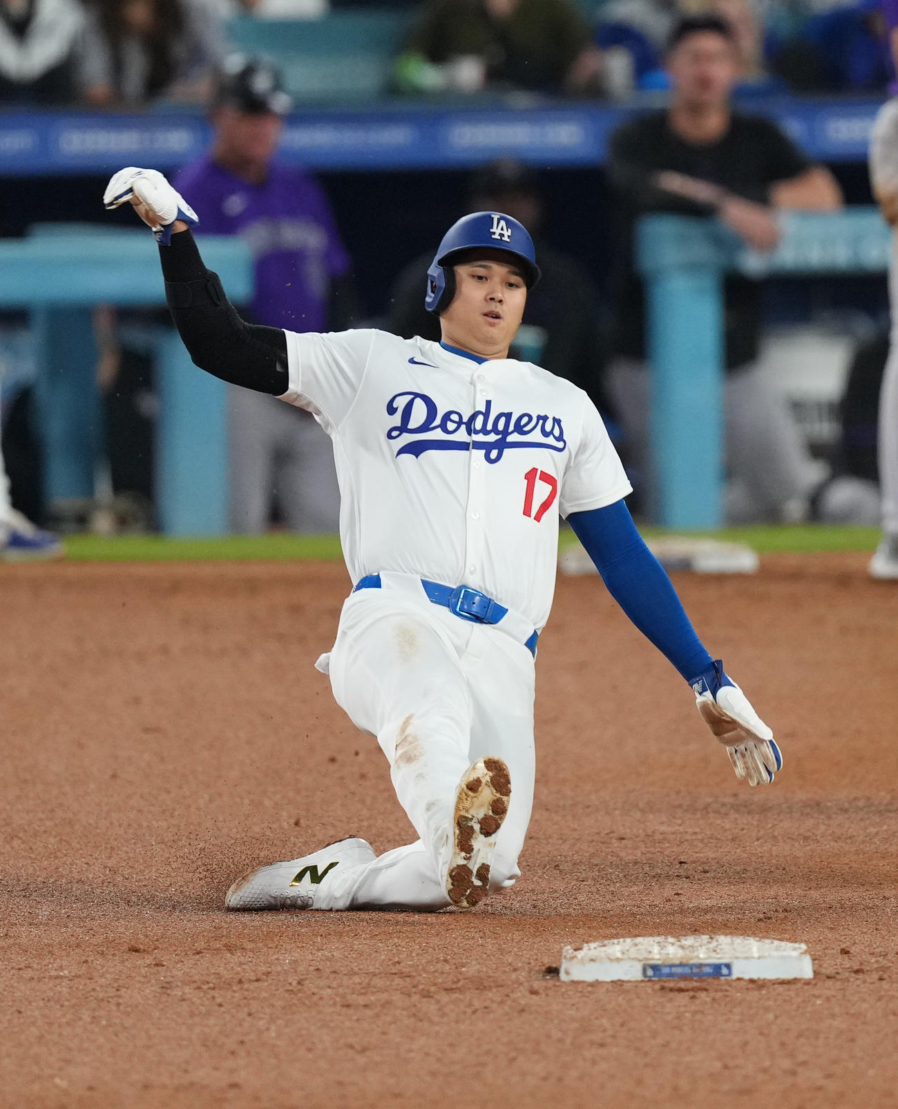 ドジャース対ロッキーズ　7回裏ドジャース1死一、三塁、打者ムーキー・ベッツの時、二塁盗塁を決め、52盗塁を達成させる大谷（撮影・菅敏）