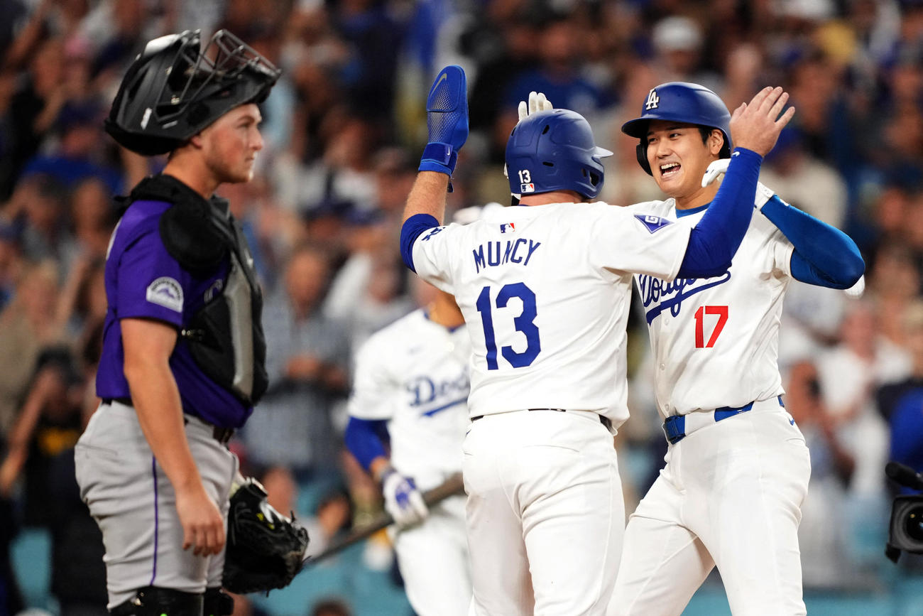 ドジャース大谷翔平はロッキーズ戦の5回に2点本塁打を放った後、同僚のマンシーと喜びを分かち合う（ロイター）
