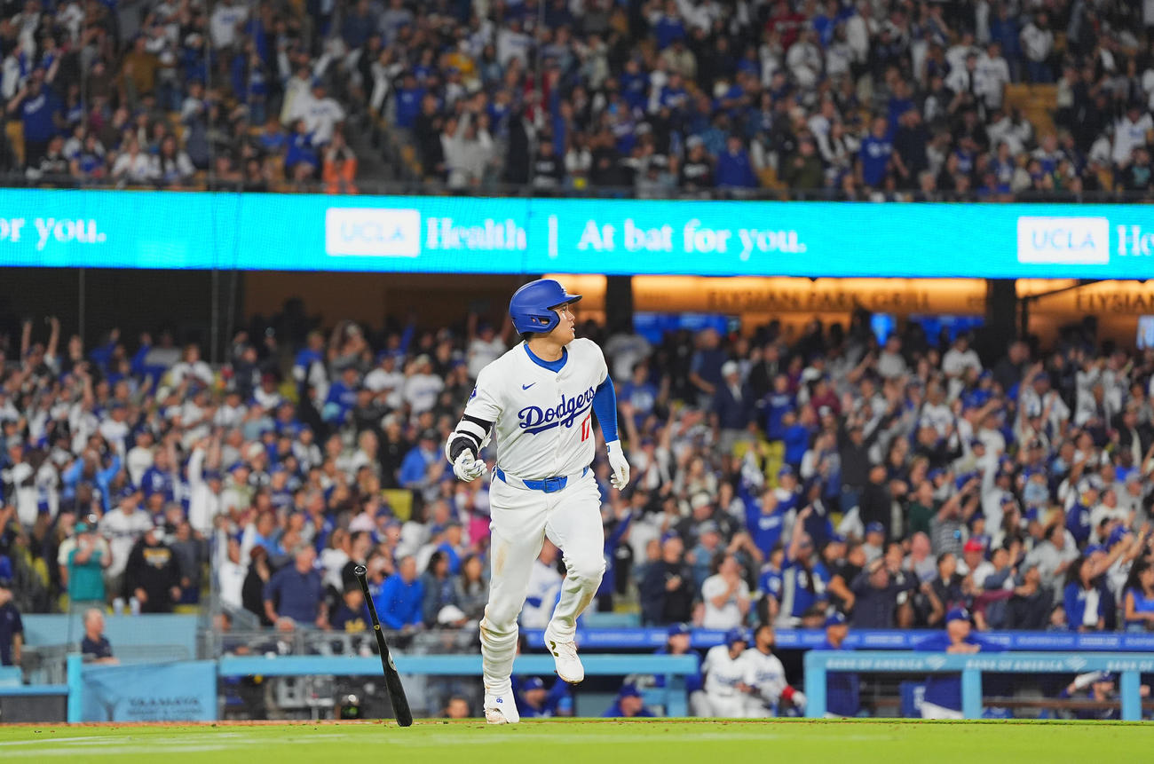 ドジャース対ロッキーズ　5回裏ドジャース2死二塁、中越えに52号2点本塁打を放つ大谷（撮影・菅敏）