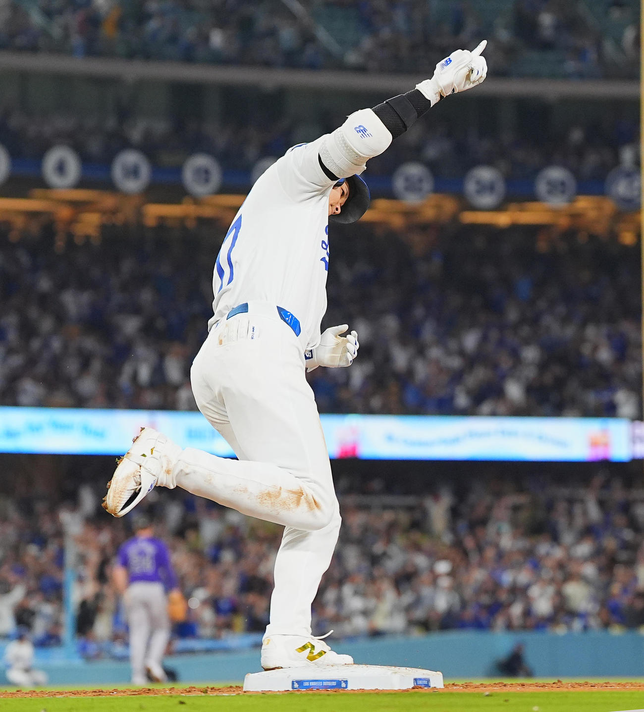ドジャース対ロッキーズ　5回裏ドジャース2死二塁、中越えに52号2点本塁打を放ち、指を突き上げる大谷（撮影・菅敏）