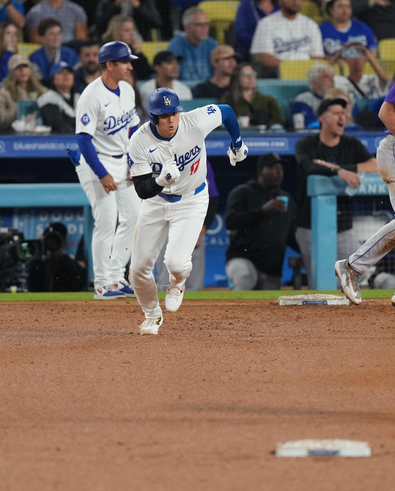 ドジャース対ロッキーズ　7回裏ドジャース1死一、三塁、打者ムーキー・ベッツの時、二塁盗塁を決め、52盗塁を達成させる大谷（撮影・菅敏）