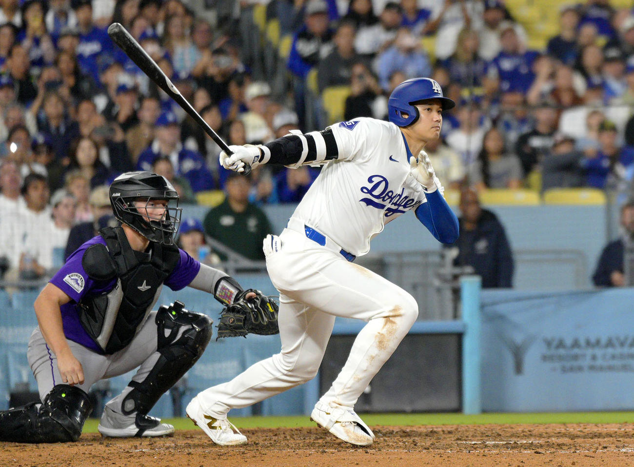 ロッキーズ戦の7回、一塁内野安打を放つドジャース大谷（共同）