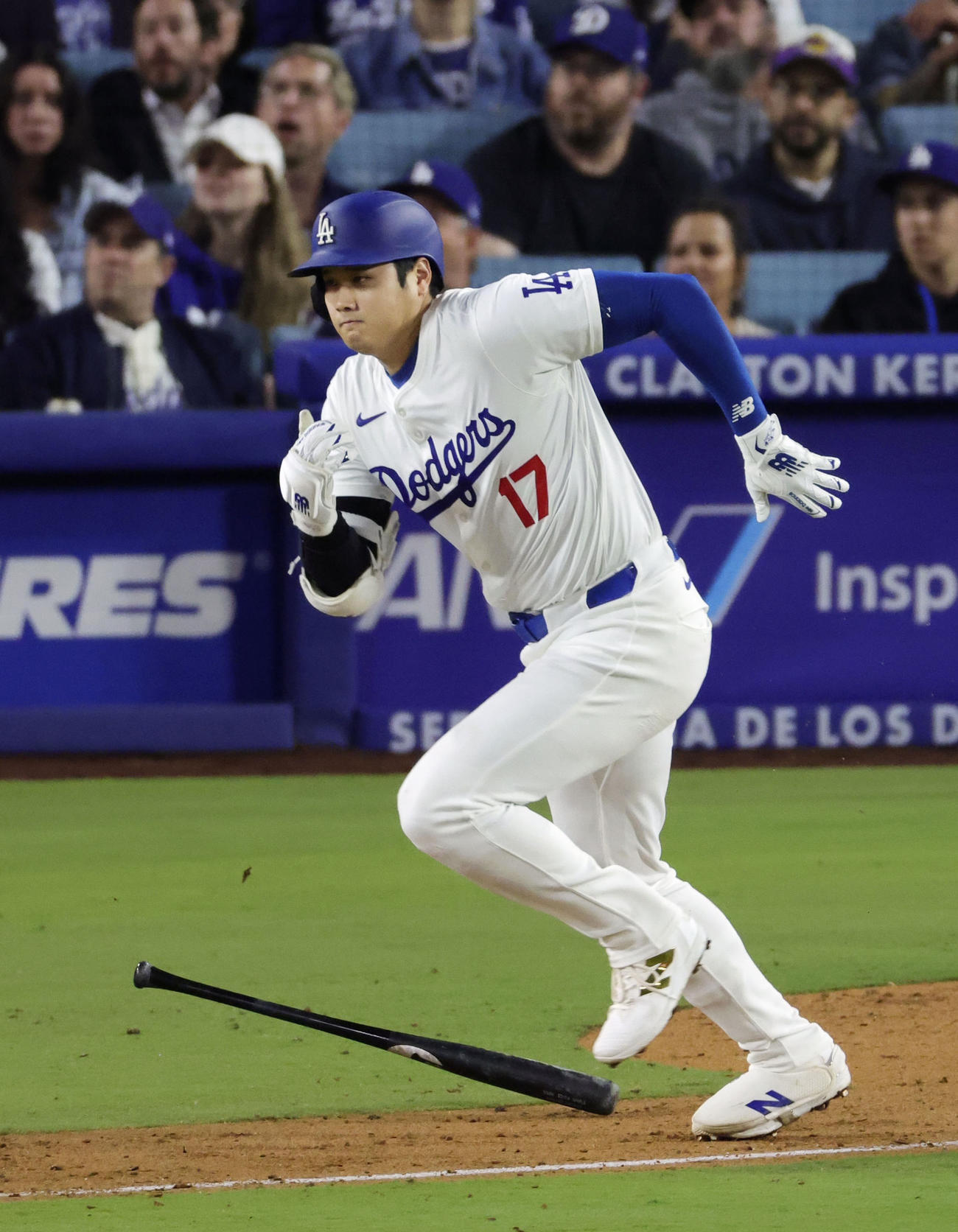 ロッキーズ戦の7回、一塁内野安打を放つドジャース大谷（共同）