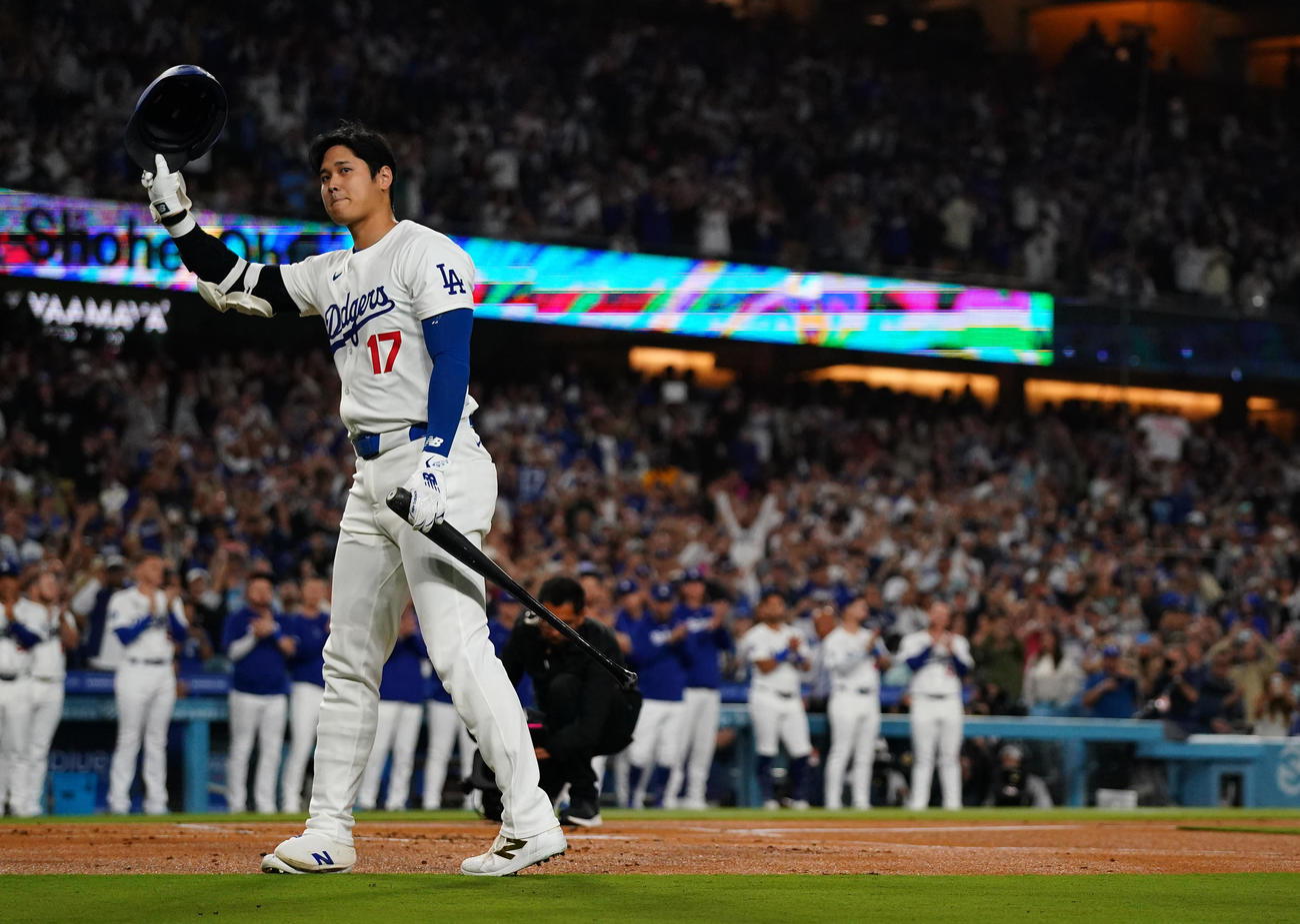 ドジャース対ロッキーズ　1回、打席に入る大谷は、スタンディングオベーションを受け、ヘルメットを上げて応える（撮影・菅敏）