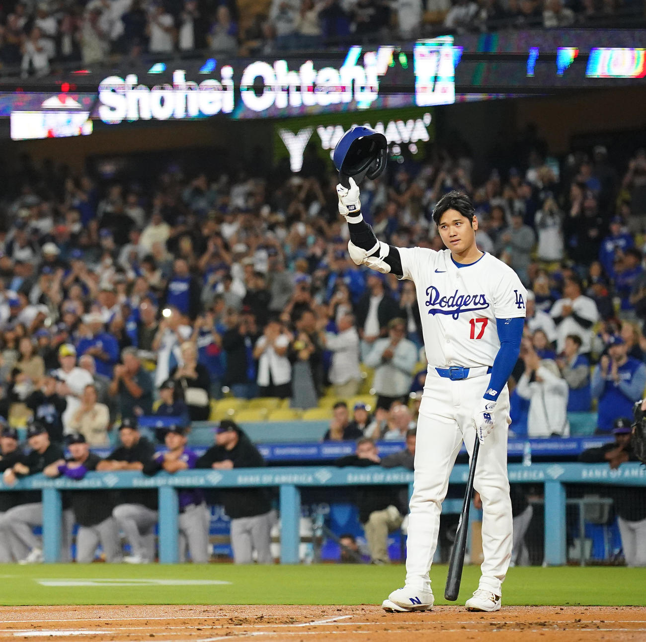 ドジャース対ロッキーズ　1回、打席に入る大谷は、スタンディングオベーションを受け、ヘルメットを上げて応える（撮影・菅敏）