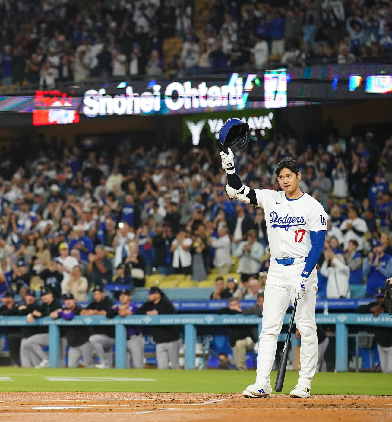 ドジャース対ロッキーズ　1回、打席に入る大谷は、スタンディングオベーションを受け、ヘルメットを上げて応える（撮影・菅敏）