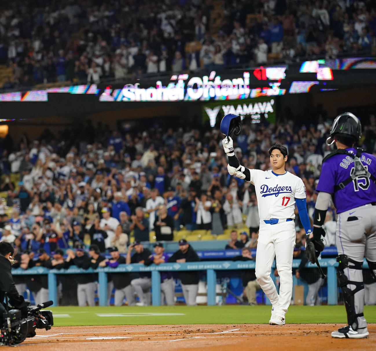 ドジャース対ロッキーズ　1回、打席に入る大谷は、スタンディングオベーションを受け、ヘルメットを上げて応える。手前は捕手のグッドマン（撮影・菅敏）