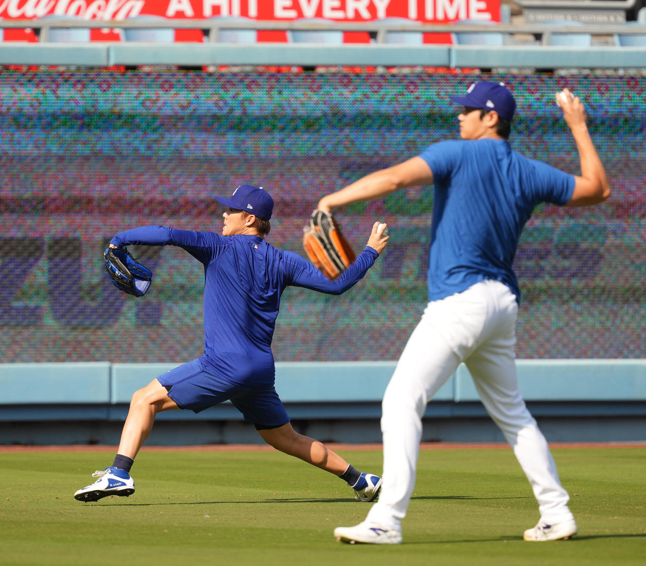 ドジャース対ロッキーズ　試合前、大谷（右）と並んでキャッチボールをするドジャース山本（撮影・菅敏）