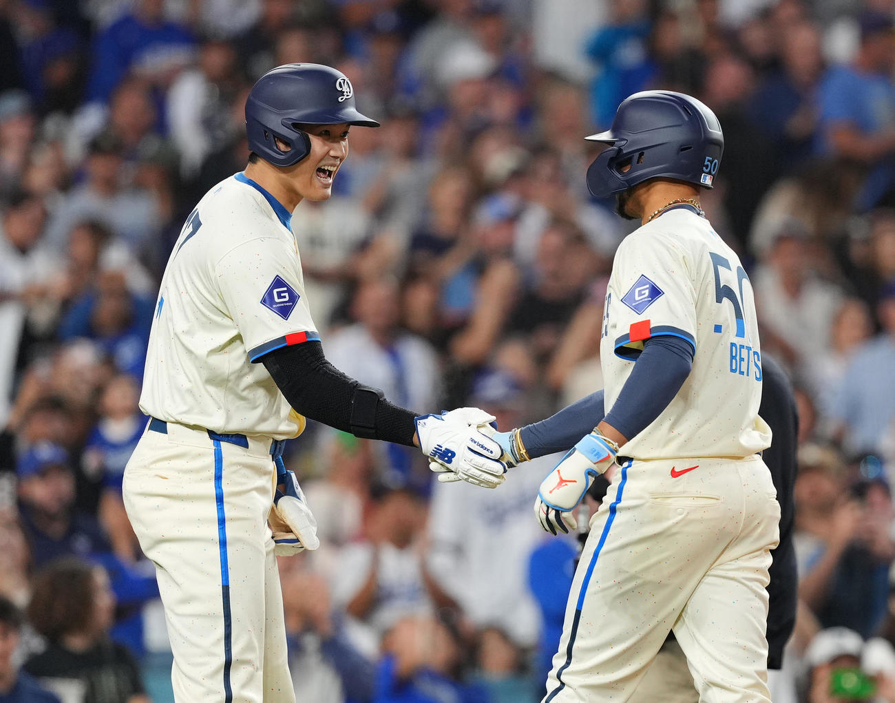 ドジャース対ロッキーズ　3回裏ドジャース2死一塁、2点本塁打を放ったベッツ（右）をタッチで迎える大谷（撮影・菅敏）