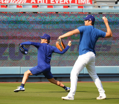 ドジャース対ロッキーズ　試合前、大谷（右）と並んでキャッチボールをするドジャース山本（撮影・菅敏）