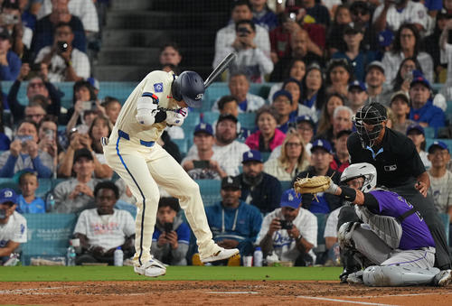 ドジャース対ロッキーズ　4回裏ドジャース2死一、三塁、見逃しの三振に倒れる大谷（撮影・菅敏）