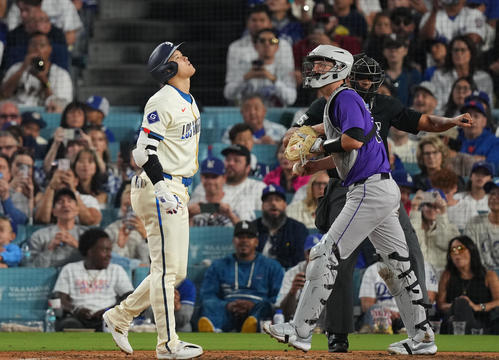 ドジャース対ロッキーズ　4回裏ドジャース2死一、三塁、見逃しの三振に倒れる大谷（撮影・菅敏）