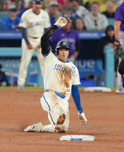 ドジャース対ロッキーズ　9回裏ドジャース1死一塁、二塁盗塁を決め、53盗塁を達成させる大谷（撮影・菅敏）