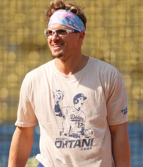ドジャース対ロッキーズ　試合前、球場で配布される大谷Tシャツを着て練習をするE・ヘルナンデス（撮影・菅敏）