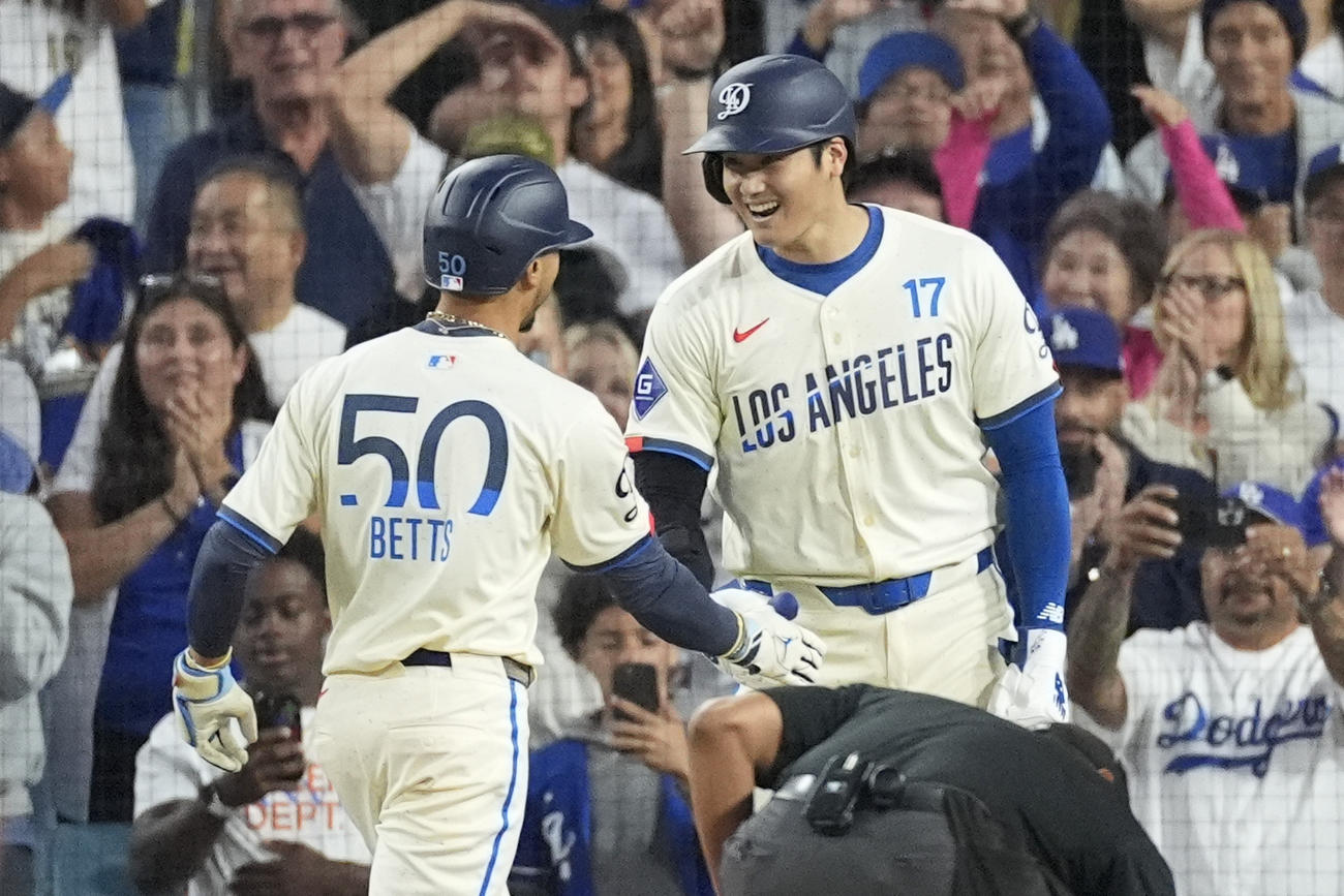 ベッツ（左）はロッキーズ戦の3回に本塁打を放った後、大谷翔平と喜びを分かち合った（AP）
