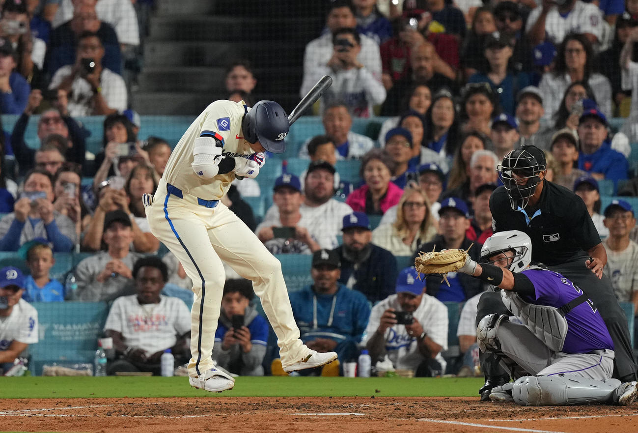 ドジャース対ロッキーズ　4回裏ドジャース2死一、三塁、見逃しの三振に倒れる大谷（撮影・菅敏）