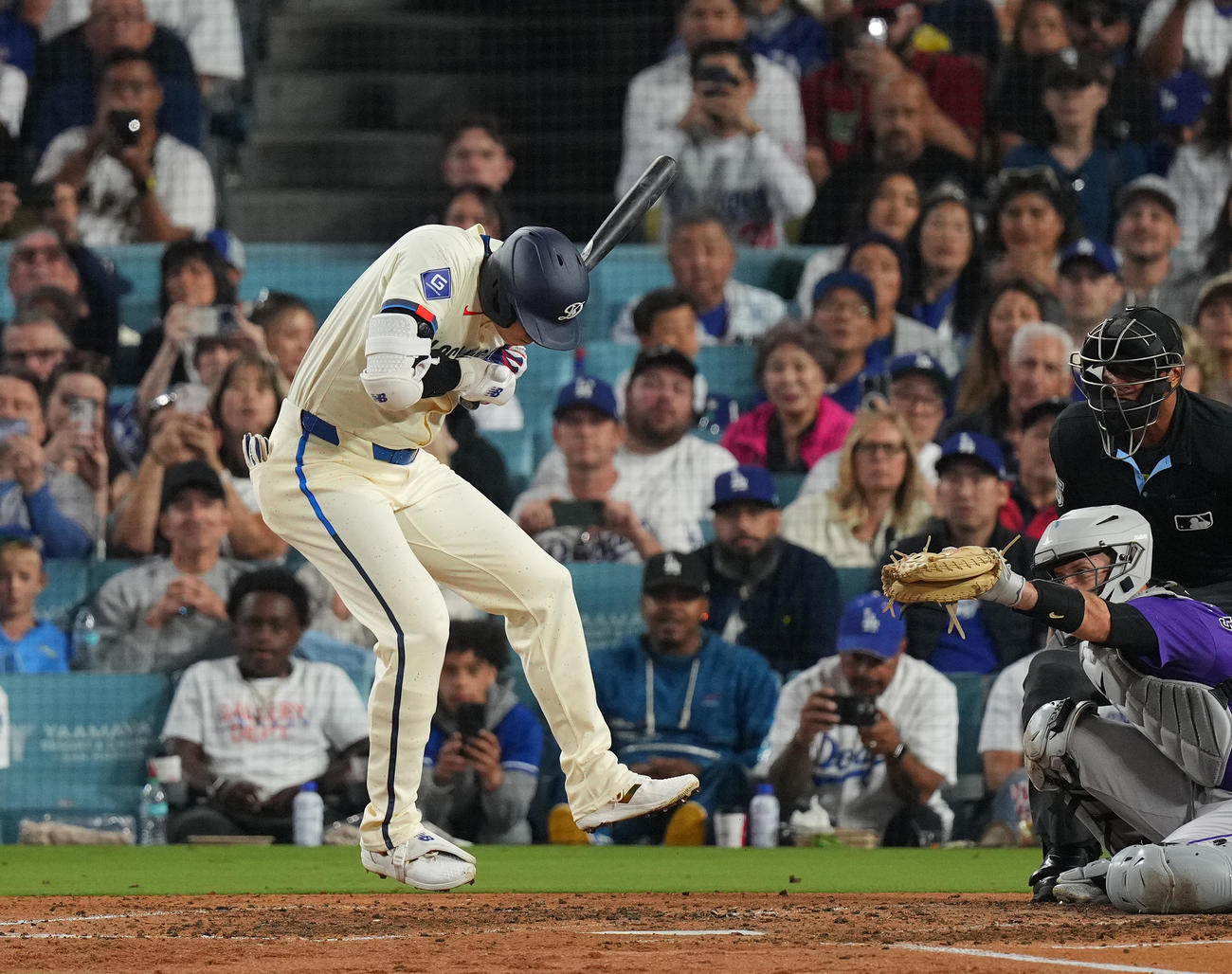 ドジャース対ロッキーズ　4回裏ドジャース2死一、三塁、見逃しの三振に倒れる大谷（撮影・菅敏）