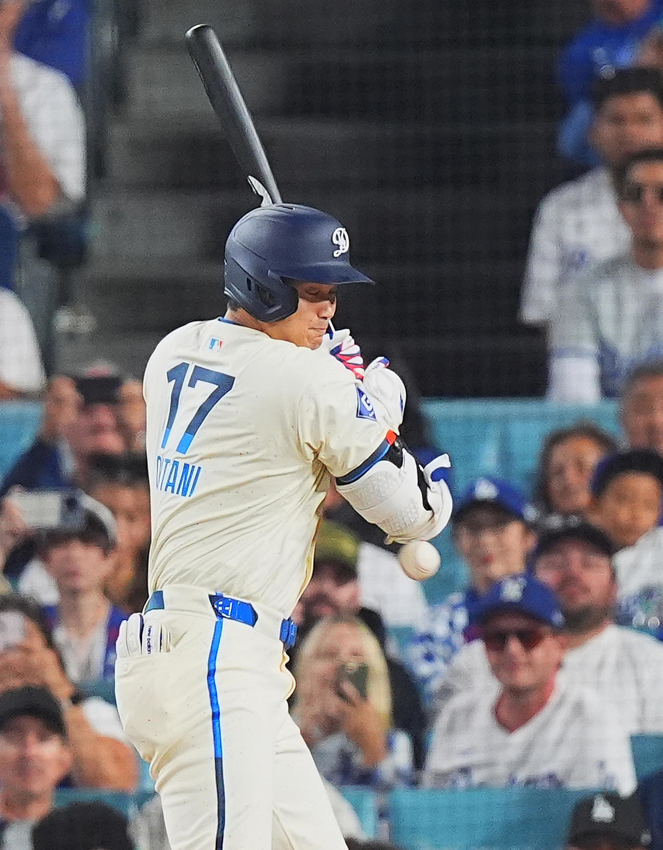 ドジャース対ロッキーズ　6回裏ドジャース1死一塁、死球を受ける大谷（撮影・菅敏）