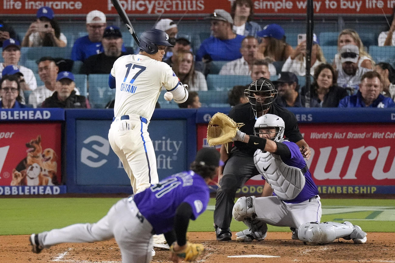 ドジャース対ロッキーズ　6回裏ドジャース1死一塁、死球を受ける大谷（AP）