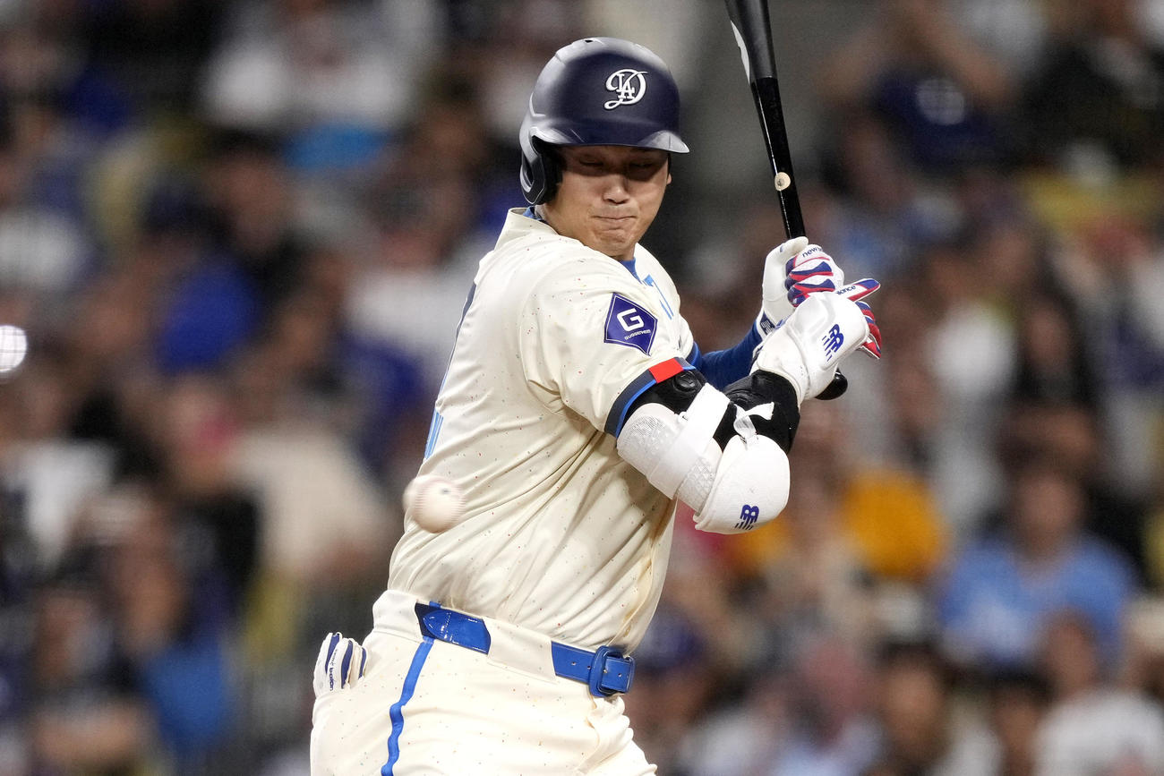 ドジャース対ロッキーズ　6回裏ドジャース1死一塁、死球を受ける大谷（AP）