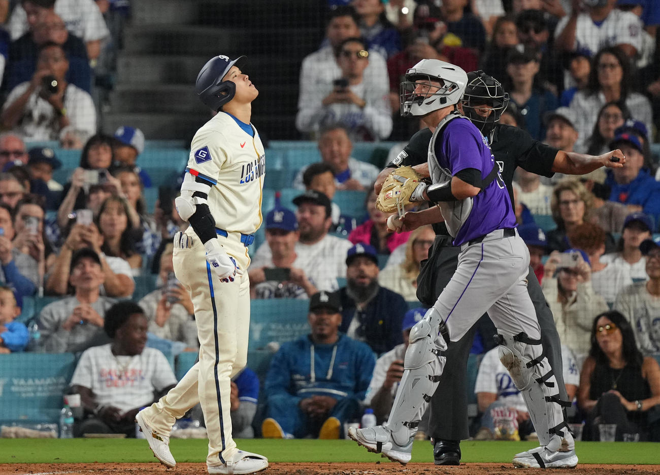 ドジャース対ロッキーズ　4回裏ドジャース2死一、三塁、見逃しの三振に倒れる大谷（撮影・菅敏）