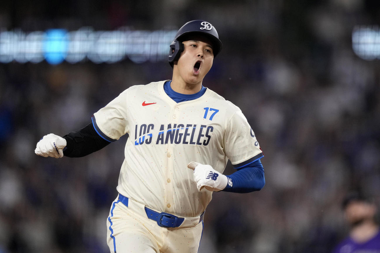 大谷翔平選手はロッキーズ戦の3回表、ベッツが2点本塁打を放つと、三塁に向かいながら喜びを表した（AP)