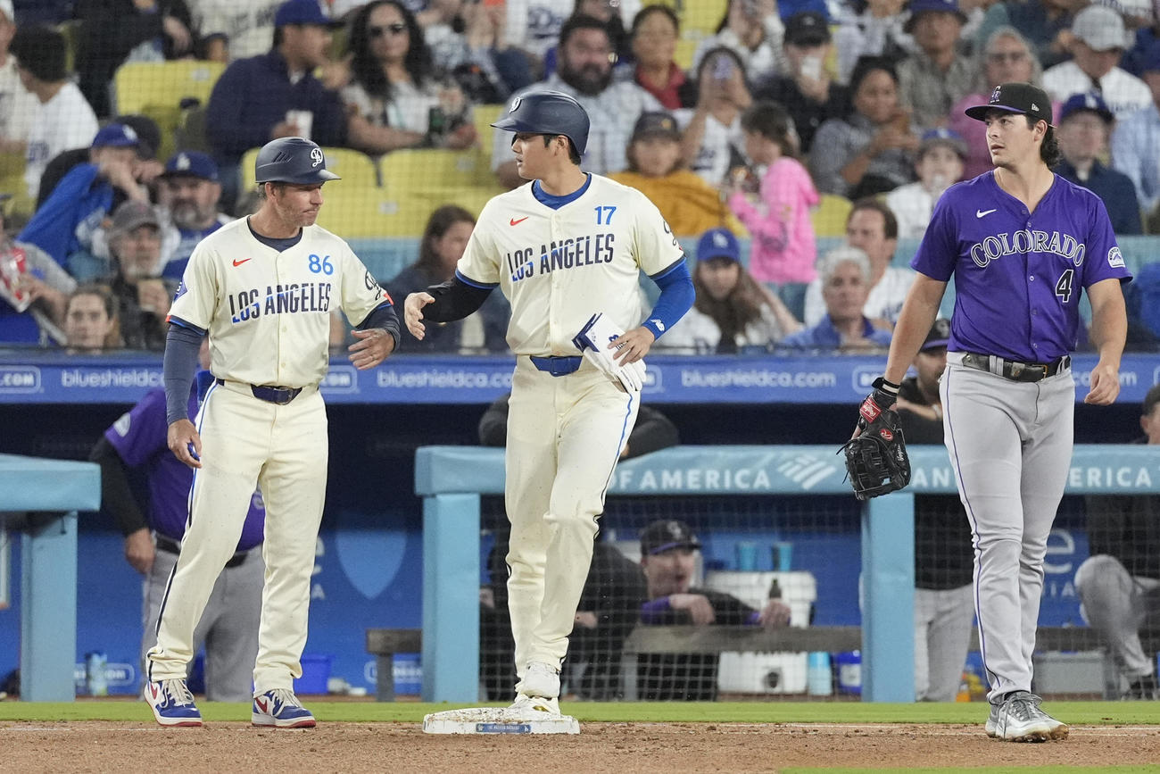大谷翔平はロッキーズ戦の3回に四球で出塁（AP）