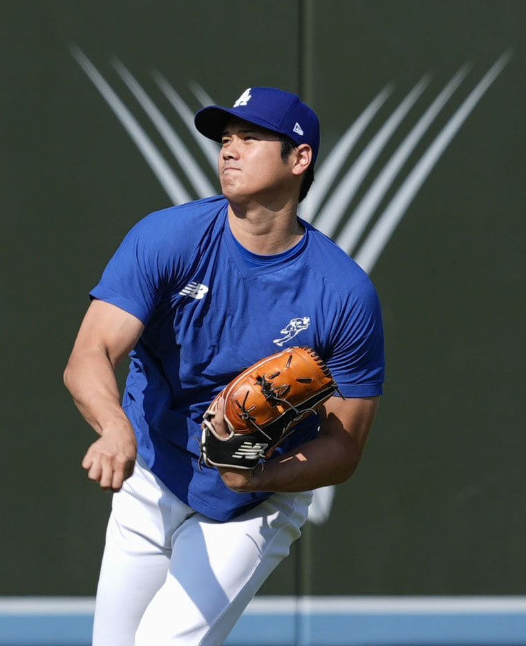 試合前の練習をするドジャース・大谷＝ロサンゼルス（共同）