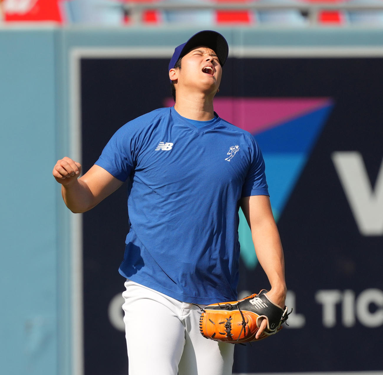 ドジャース対ロッキーズ　試合前、キャッチボールの合間に声を上げるドジャース大谷（撮影・菅敏）